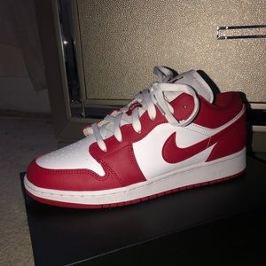 Jordan 1 Low Gym Red Size 7Y / 7M / 8.5 W